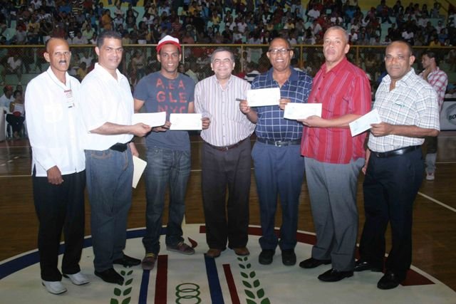 La oficina de Gestión Senatorial de Espaillat del Dr. José Rafael Vargas entregó los aportes a los cuatro (4) del básquet de Moca